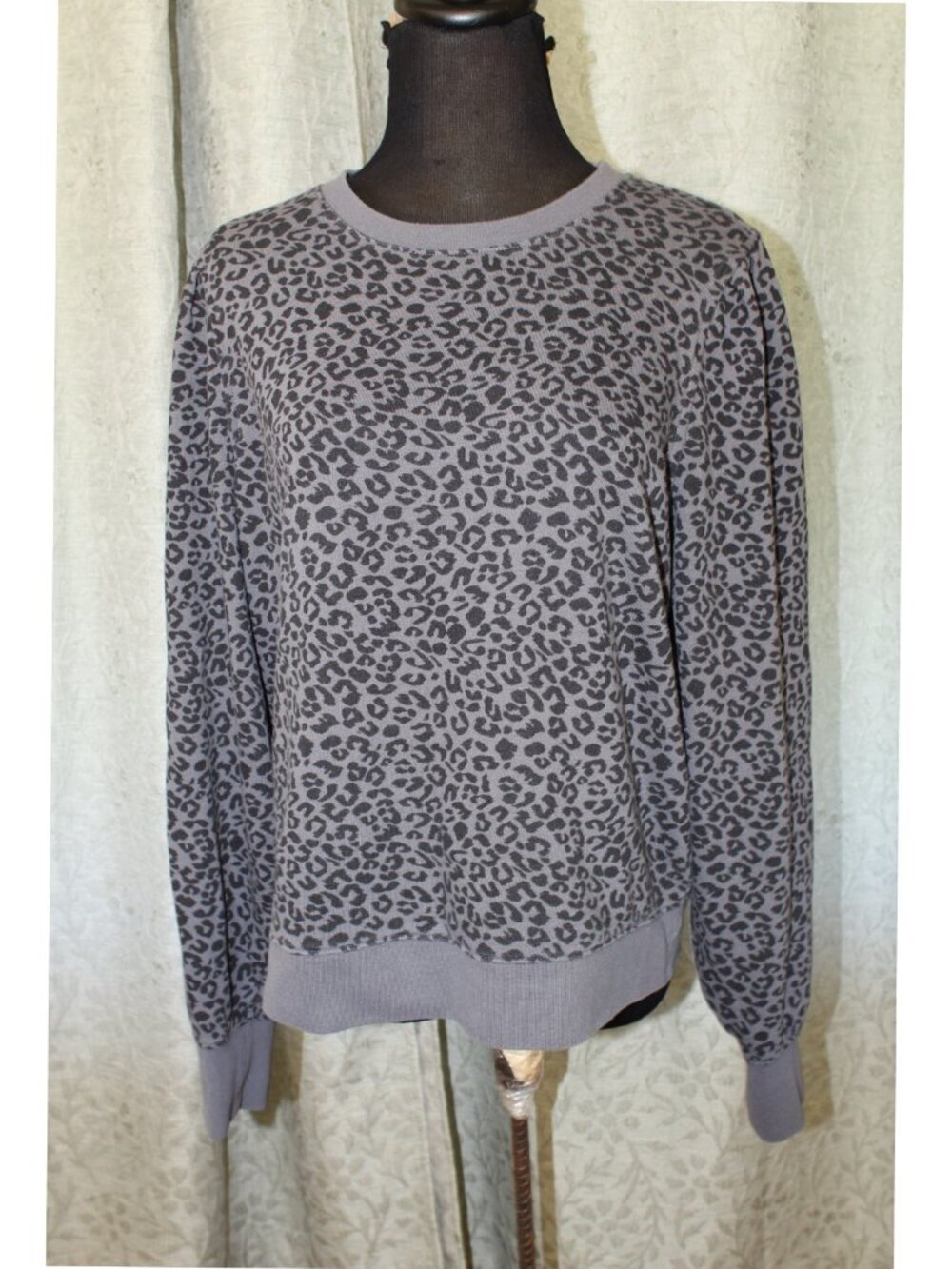 Rails animal print crew neck Women's sweater size Large Long Sleeves Grey Casual